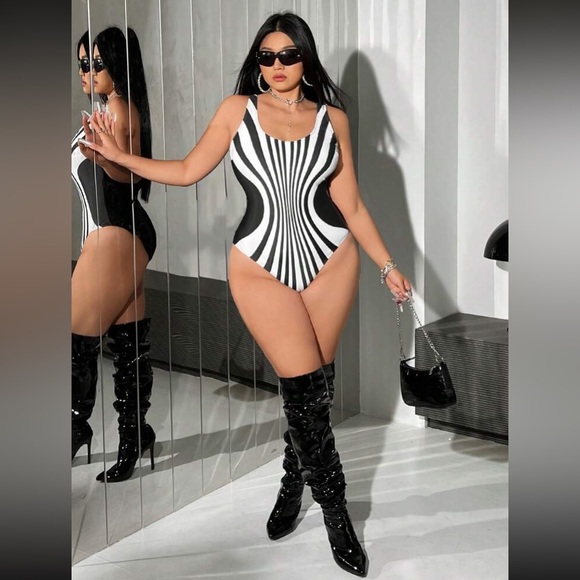 🆕Black & White Optical Illusion Swimsuit! Show Off your Plus Size Curves!!! NEW - Picture 1 of 5